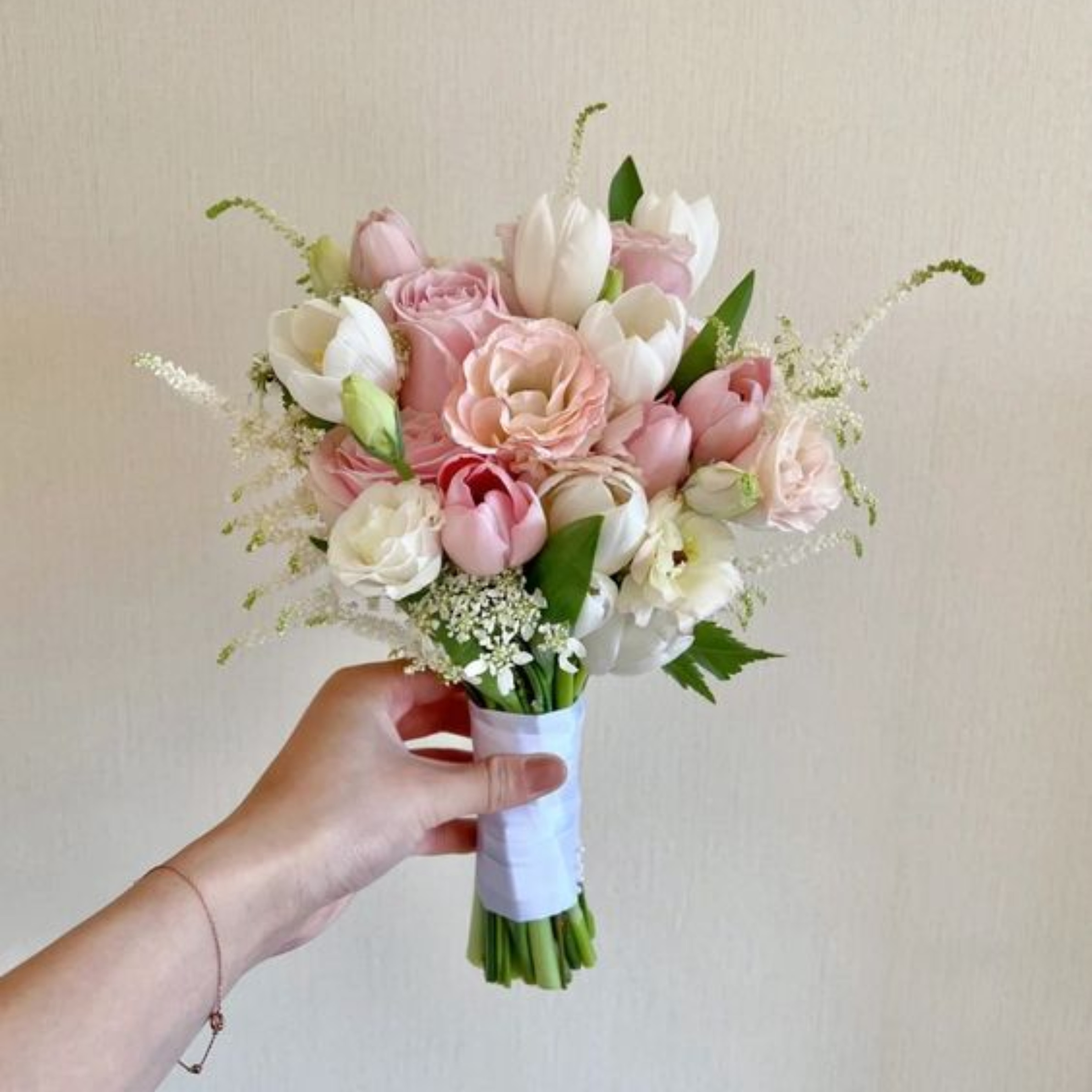 Hoa cưới cam pastel cầm tay cô dâu